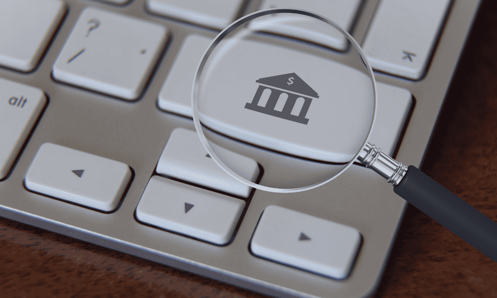 lupa buscando el mejor banco para empresa
