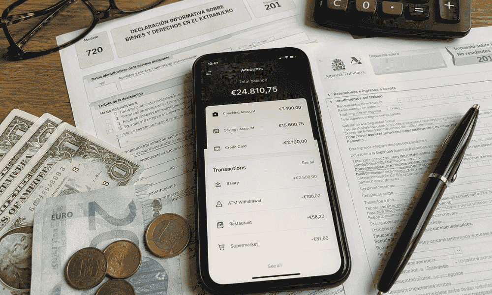 Aplicación bancaria móvil sobre documentación del Modelo 720 y obligaciones fiscales por cuentas en el extranjero.