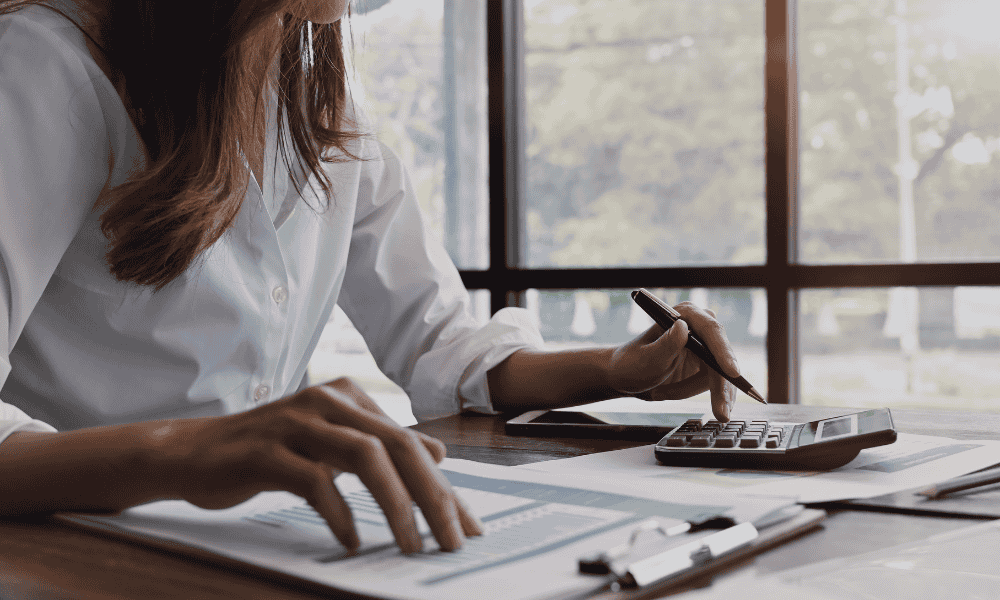 mujer calculando como sacar la autofinanciacion de su empresa