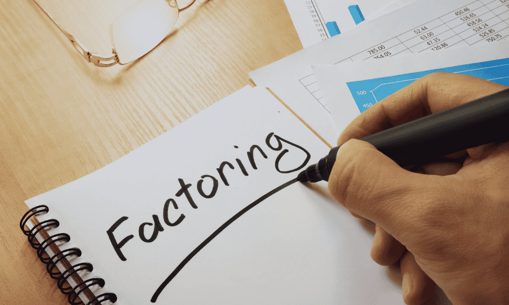 persona escribiendo factoring