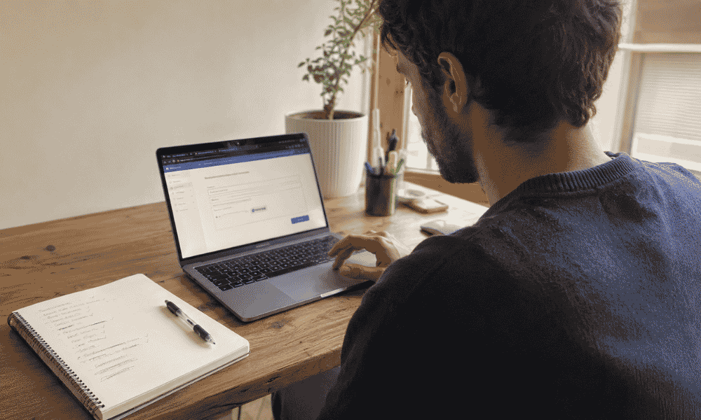 Emprendedor comprobando la disponibilidad del nombre de una empresa