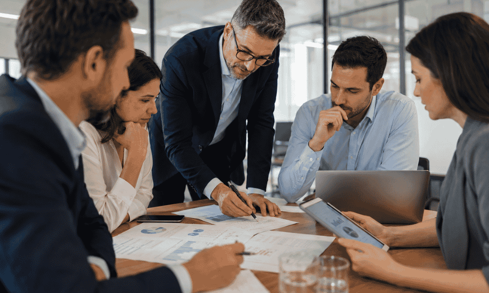 Reunión de gestión financiera y planificación estratégica empresarial