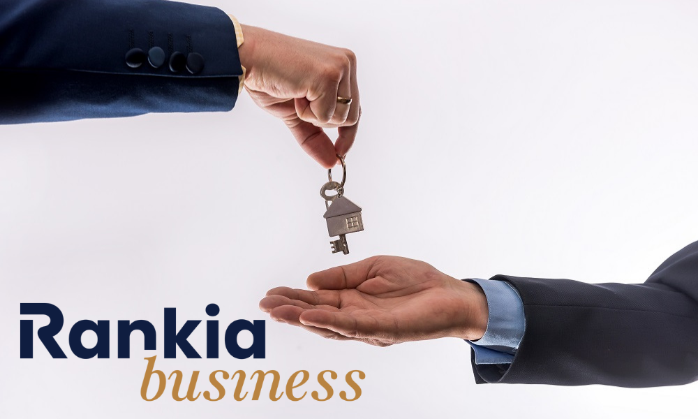 Entrega de llaves durante un traspaso de negocio entre empresarios