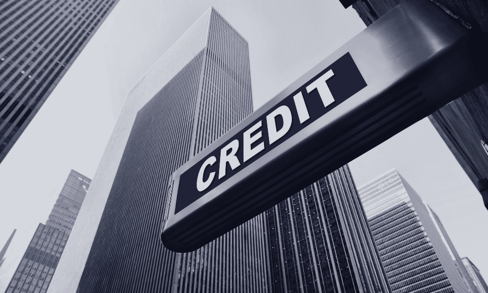 anuncio sobre credito en una calle
