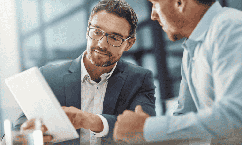 empresario a punto de abrir cuenta bancaria