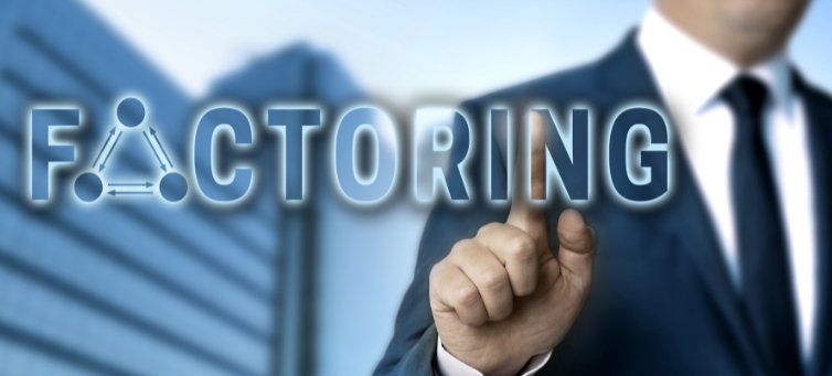 persona mostrando que es un factoring