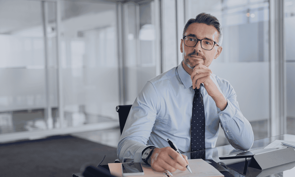 empresario pensando si contratar cuenta empresa o personal