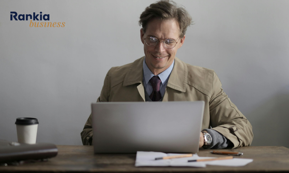 Autónomo revisando opciones de préstamos para autónomos en su portátil