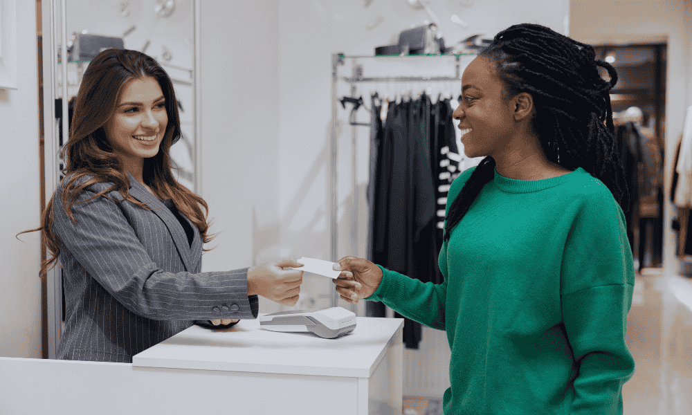 mujer en tienda pagando en tpv retail