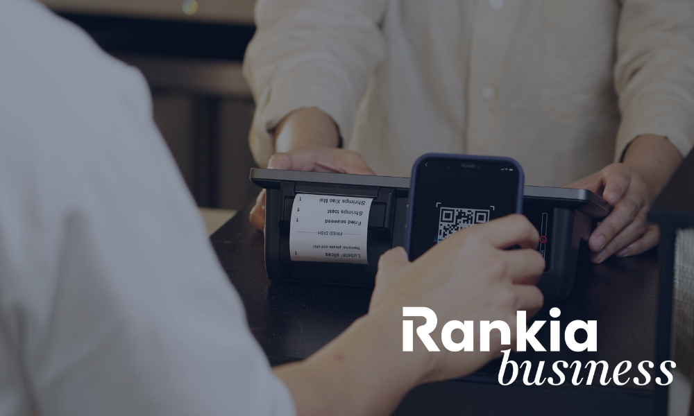 Personas trabajando en una empresa mientras gestionan facturas con VeriFactu