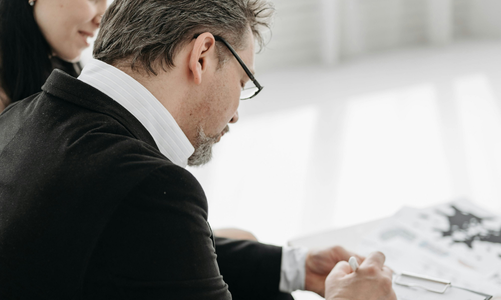 Autónomo colaborador revisando su cotización en la Seguridad Social.