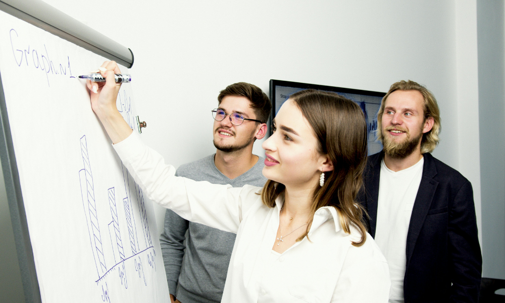 autónoma titular enseñando al autónomo colaborador