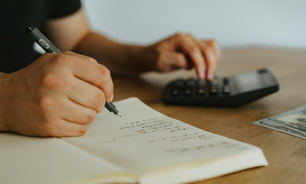 Autónomo calculando cuota de autónomo societario