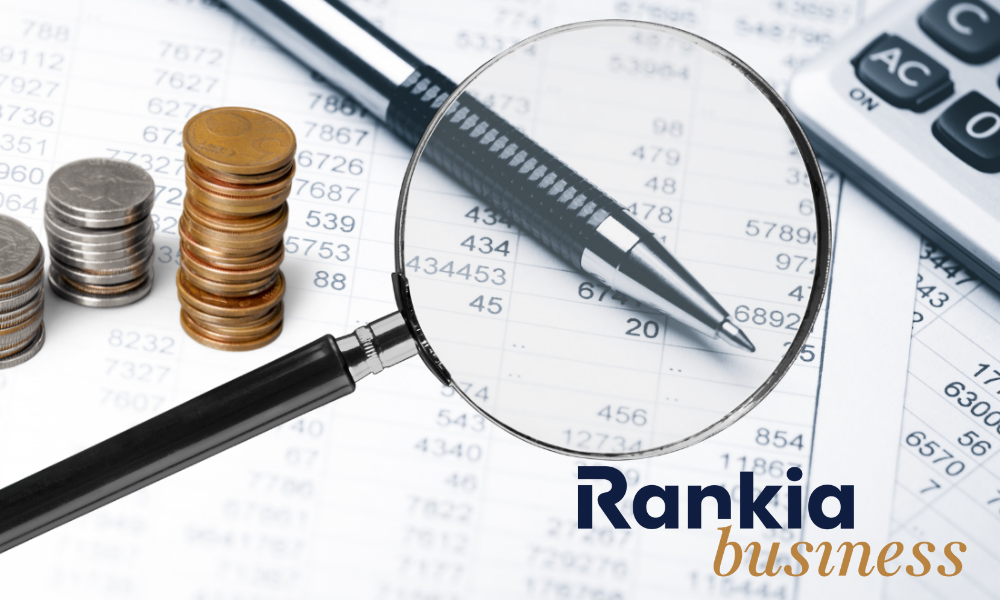 Imagen con monedas, una calculadora y documentos financieros que representan una previsión de tesorería.