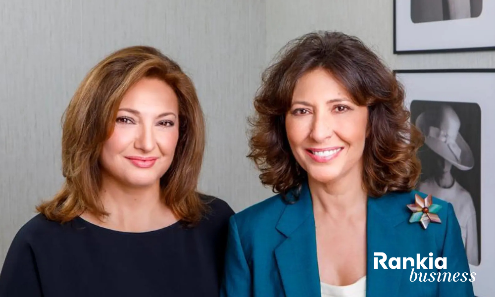 Marta Álvarez y Cristina Álvarez, hermanas y directivas de El Corte Inglés, sonrientes durante el anuncio del relevo en la presidencia del grupo en noviembre de 2025.