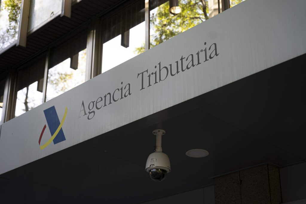 Fachada de la Agencia Tributaria, responsable de las nuevas multas a autónomos y pymes en 2026.