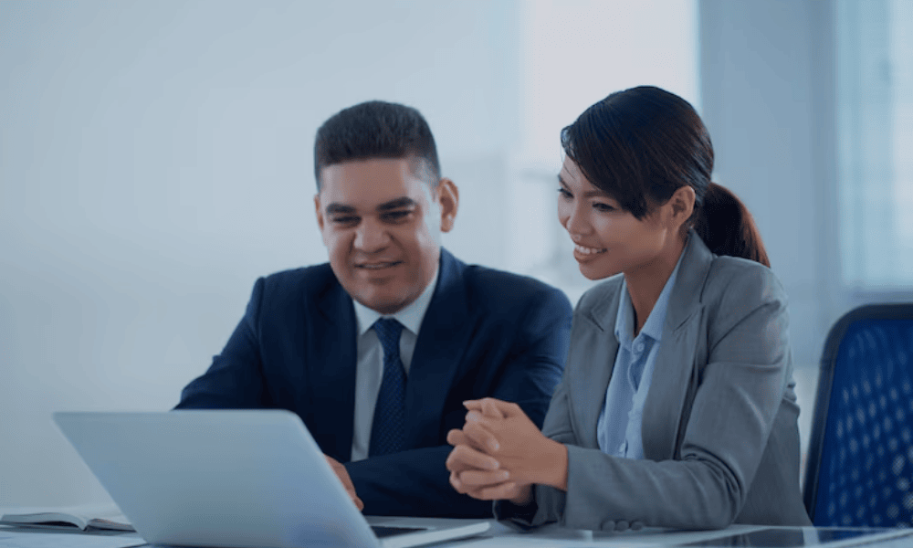 Autónomo societario revisando la gestión de su empresa