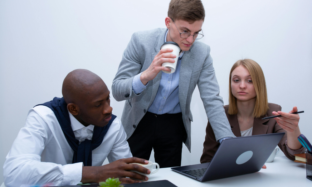 Equipo de trabajo configurando el software Verifactu compatible con sistemas TPV para la gestión de facturación empresarial.
