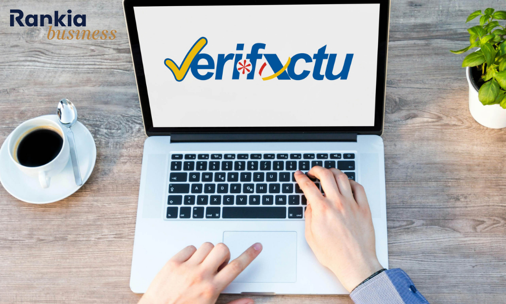 Ordenador con el sistema TPV Verifactu de la AEAT para emitir facturas verificables