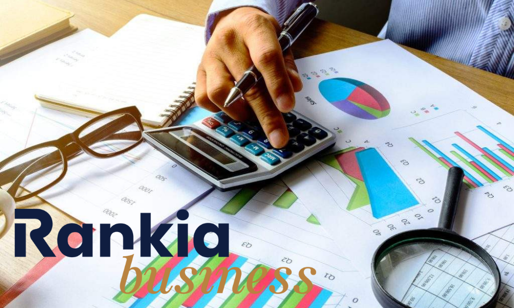 Persona usando una calculadora mientras revisa planos, representando gestión contable y planificación financiera.
