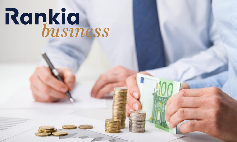 Manos de empresarios intercambiando dinero en una reunión financiera, ilustrando la gestión de tesorería y flujo de caja de la empresa.