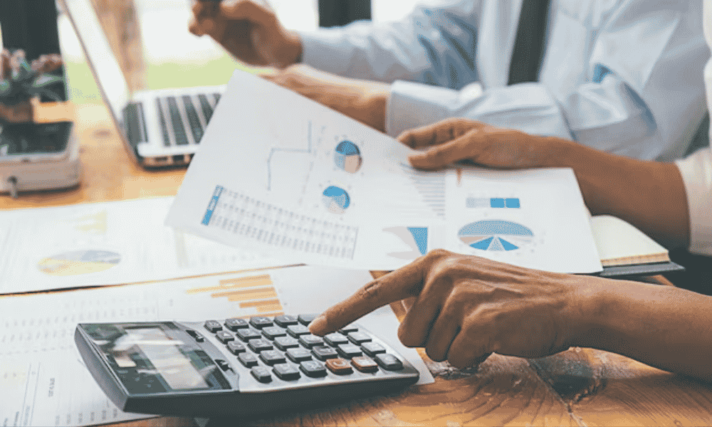 Gestión contable de la empresa analizando informes financieros