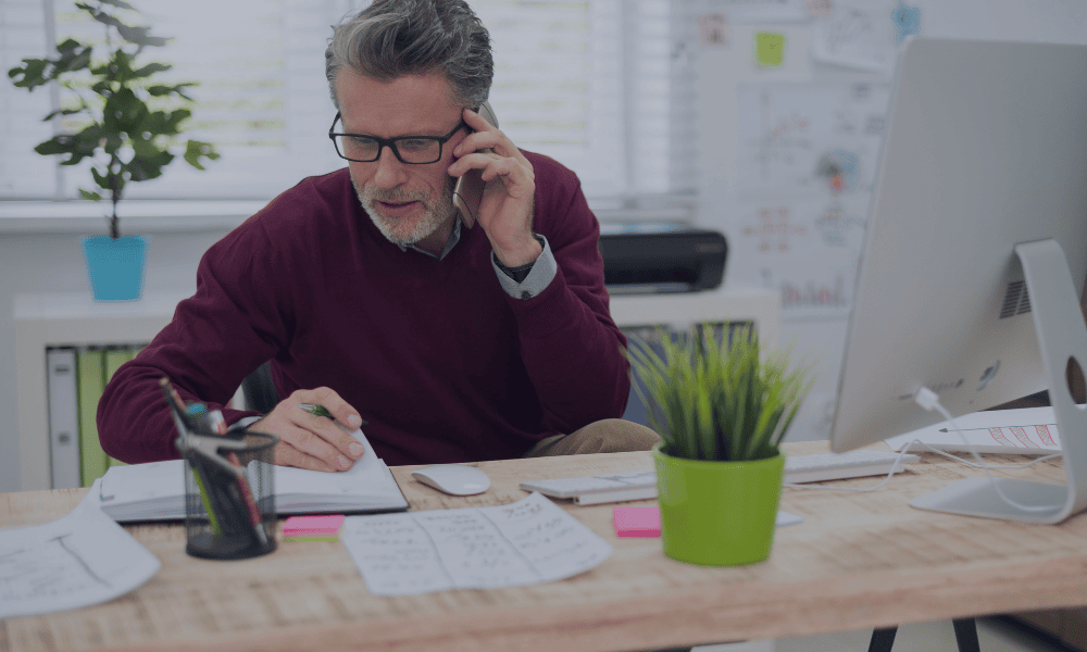 autónomo calculando la facturación necesaria para ganar 5.000 euros mensuales