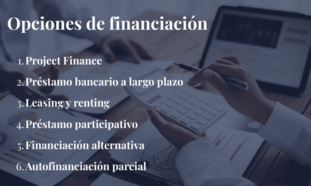 Listado de 6 opciones de financiación empresarial que incluye Project Finance, préstamos, leasing y financiación alternativa sobre una mesa de trabajo.