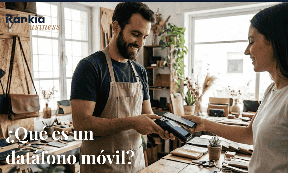 Un comerciante sonriente cobrando con un datáfono móvil inalámbrico a una clienta en una tienda.