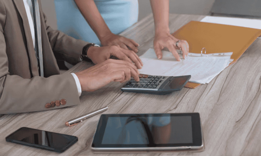 Conciliación bancaria en una empresa revisando extractos y movimientos contables