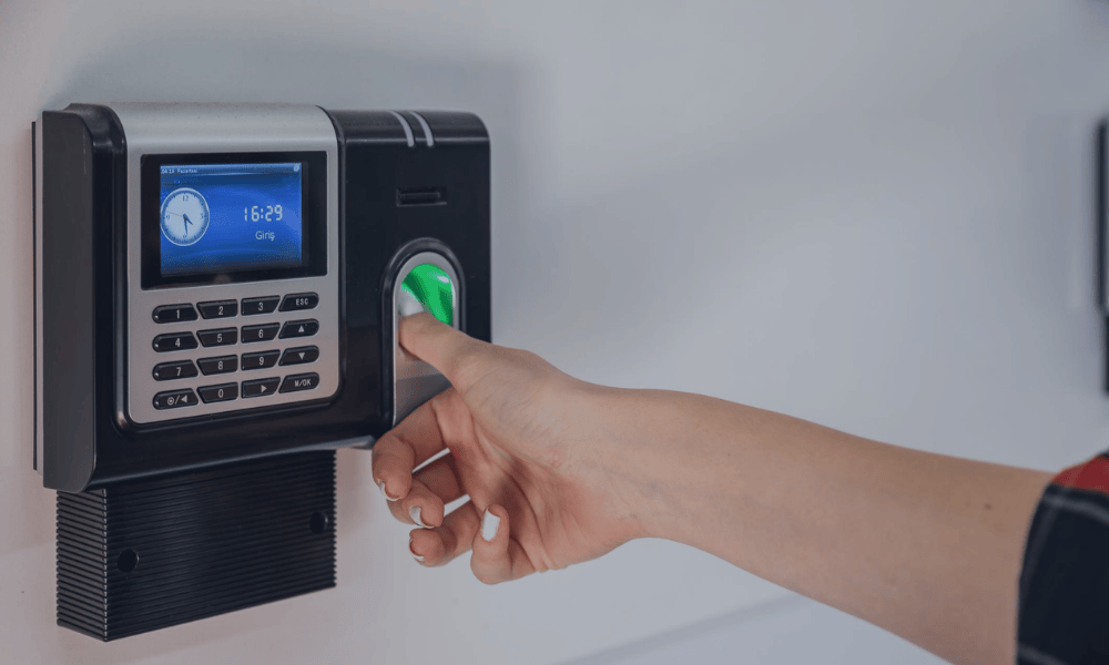 Terminal biométrico con software de control horario para fichaje de empleados