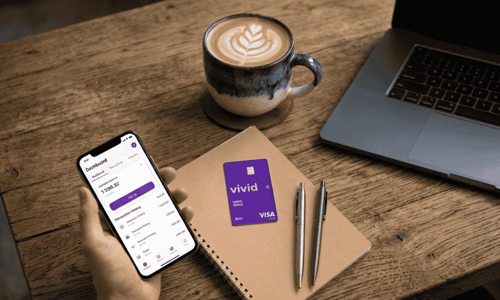 Usuario utilizando la app de Vivid Money con tarjeta y gestión de gastos