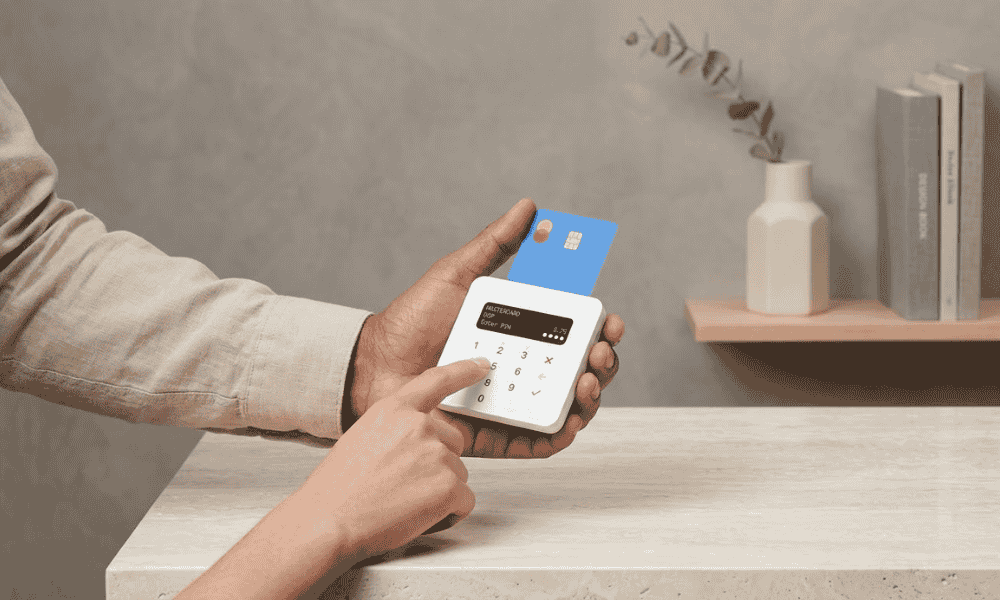 Pago con tarjeta en datáfono que genera comisiones TPV