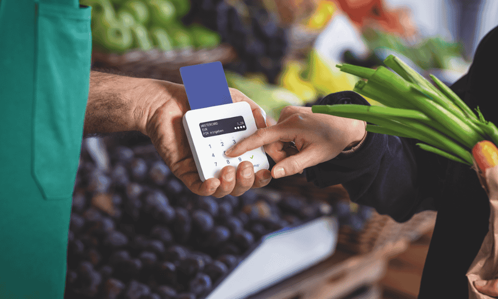 Pago con tarjeta en comercio usando TPV y comisión por transacción