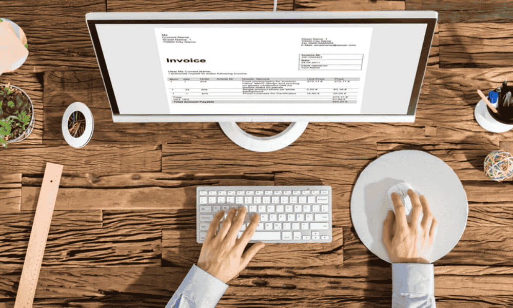 Comparación de software de facturación en un ordenador con una factura digital