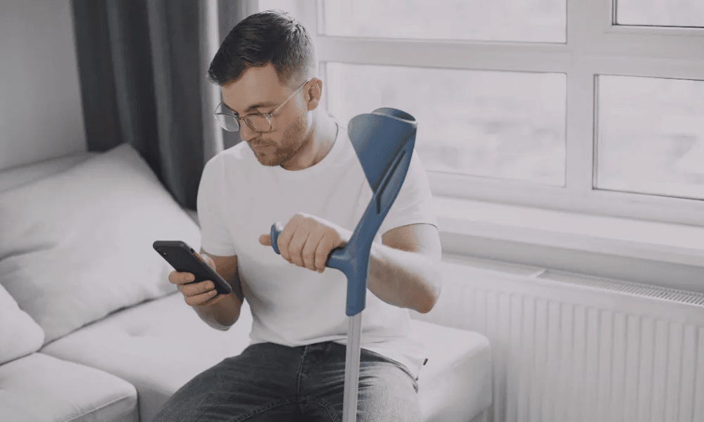 La clave para hacer bien el cálculo está en la base reguladora, que en autónomos se obtiene con la base de cotización del mes anterior dividida entre 30. Además, para cobrar la prestación por incapacidad temporal en caso de enfermedad común necesitas haber cotizado 180 días en los últimos 5 años, mientras que en accidente o enfermedad profesional no se exige ese periodo previo.