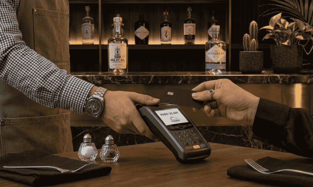 Datáfono para restaurantes aceptando pago con tarjeta