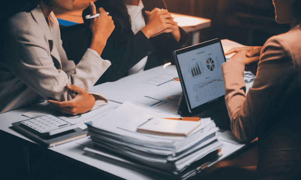 Empresas de factoring analizando facturas