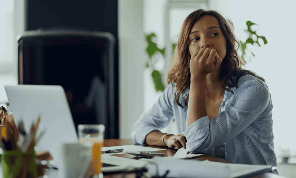 Trabajadora preocupada revisando facturas y consecuencias de ser falso autónomo