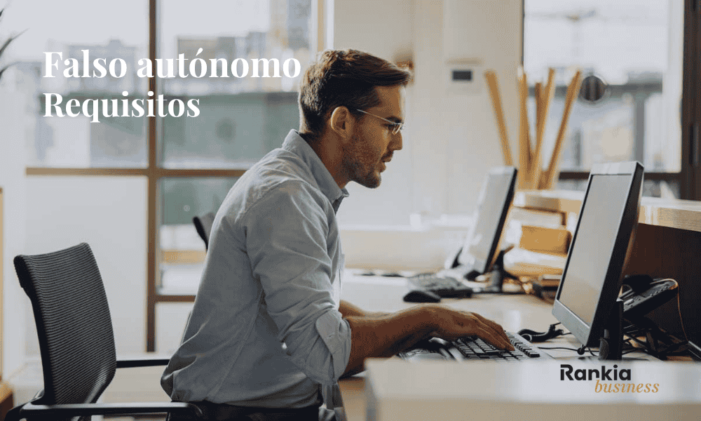 Trabajador revisando requisitos legales para ser autónomo desde un ordenador