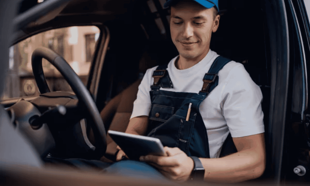 Autónomo utilizando un programa de facturación desde una tablet en movilidad