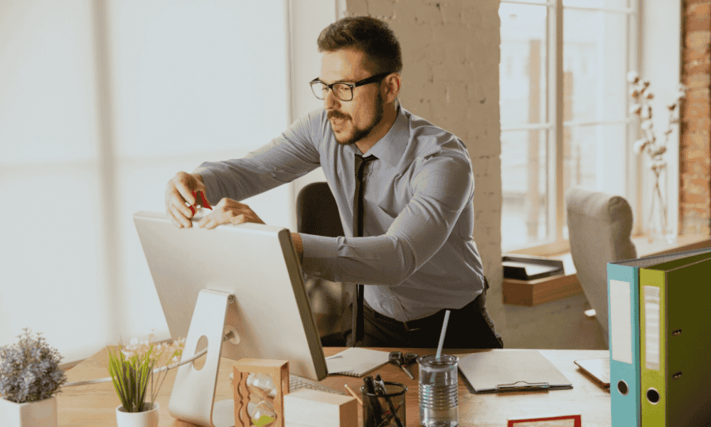 Empresa revisando documentación ante posibles sanciones por falso autónomo