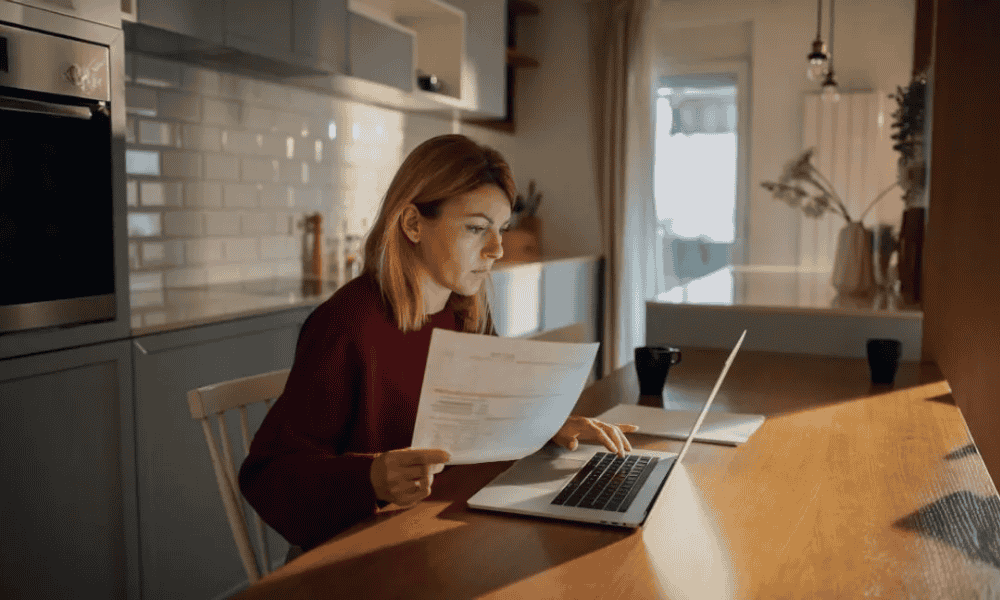 Autónoma revisando un modelo de factura desde su ordenador en casa