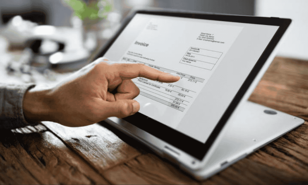 Revisión de factura en un programa de facturación digital
