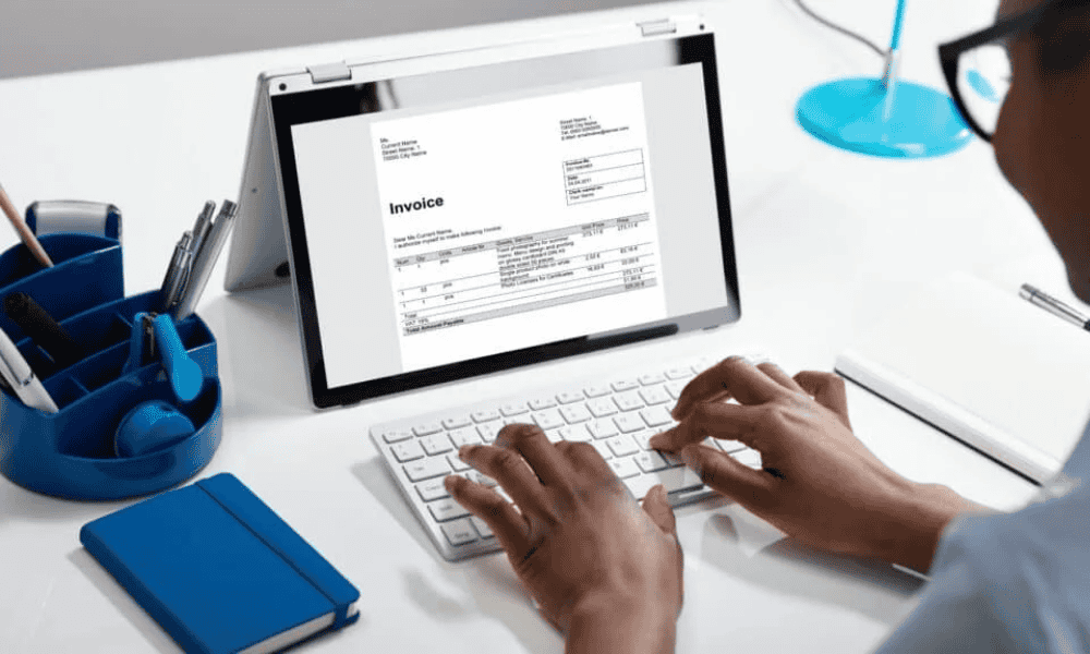 Persona utilizando un software de facturación para crear una factura digital