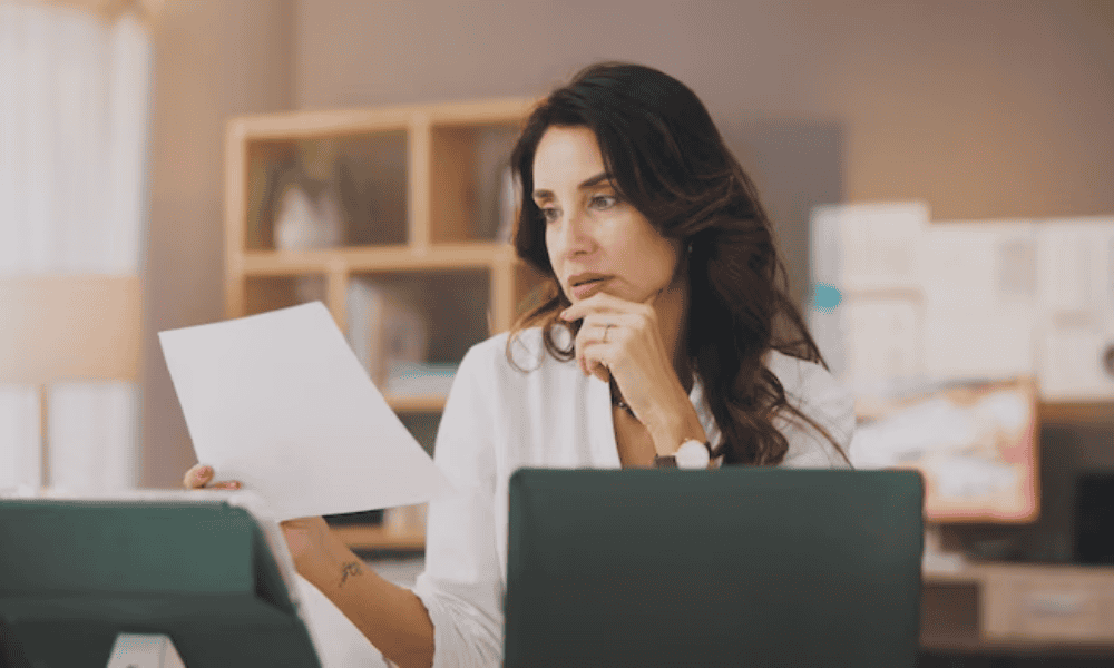 Autónoma revisando documentos para cambiar cuenta en la Seguridad Social