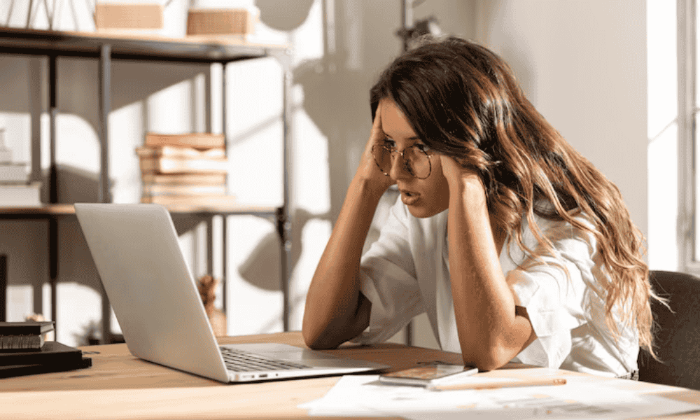 Persona revisando documentos fiscales con dudas sobre CIF y NIF