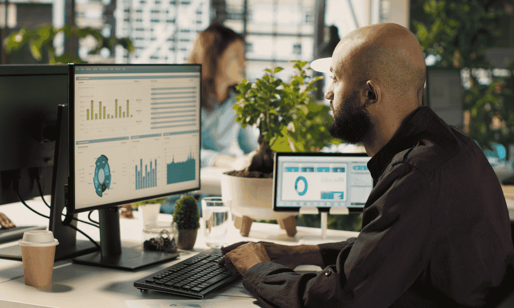 Software de análisis financiero con inteligencia artificial en ordenador