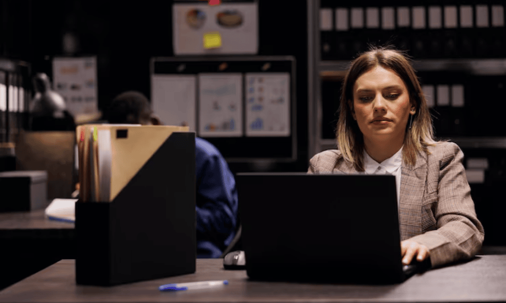 Profesional analizando datos para prevenir fraude en tesorería