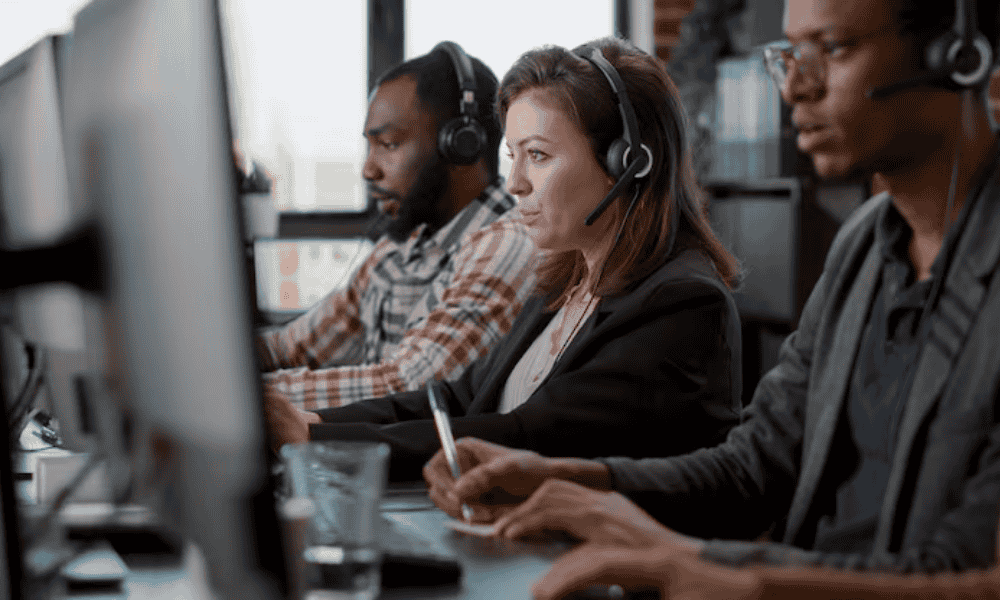 Trabajadores administrativos en oficina grupo de cotización 5